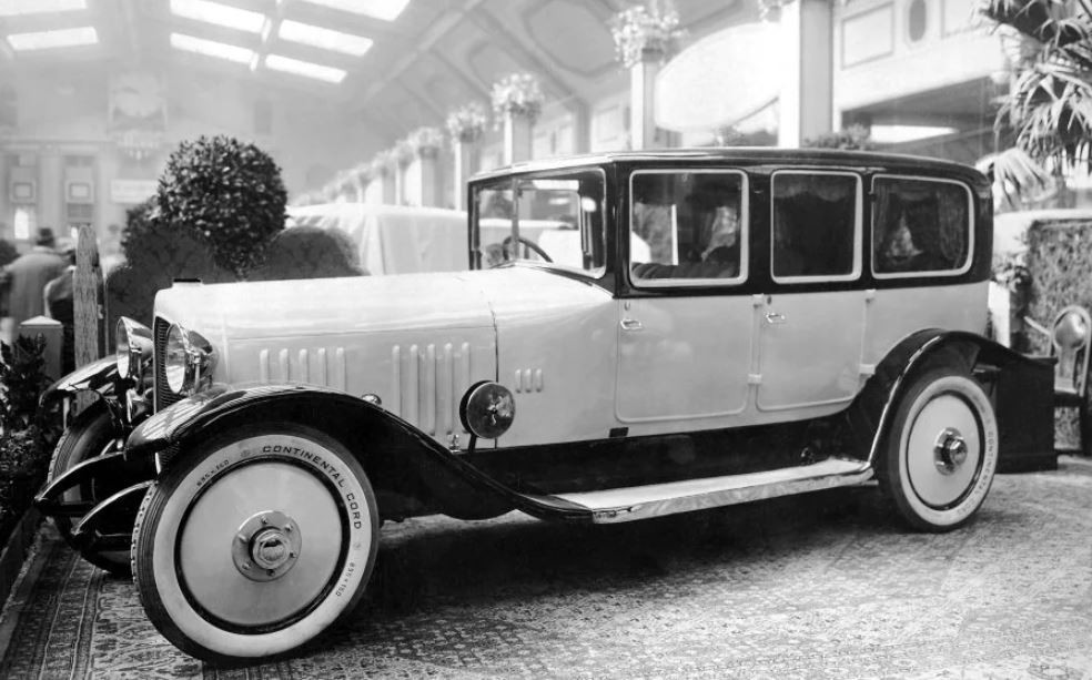Autoizstāde Berlīnē, 1921. gads: Maybach-Motorenbau GmbH demonstrē savu pirmo automašīnu Maybach W 3. Virsbūvi ražoja Auer no Cannstatt