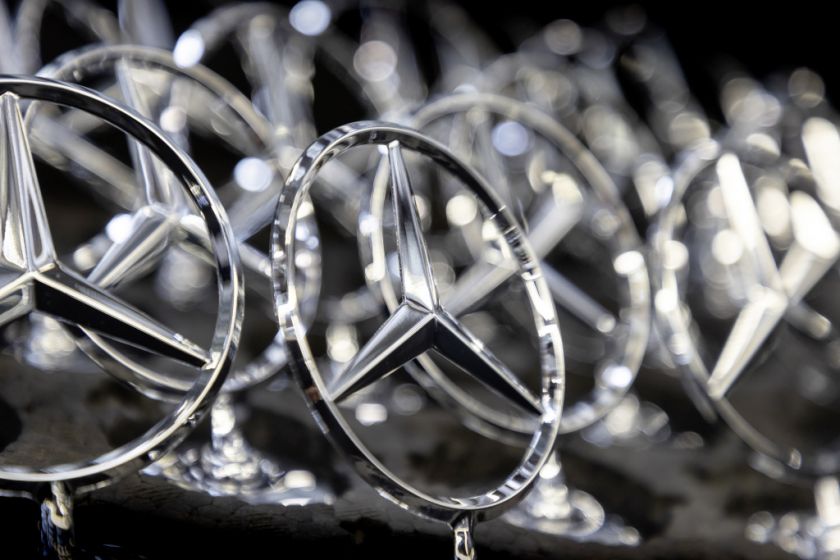 Mercedes-Benz automašīnu rūpnīcas atsāk darbu