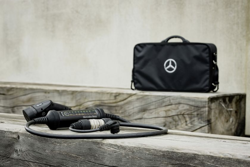 Выберите систему зарядки Mercedes-Benz и заряжайте свой автомобиль от любой розетки.
