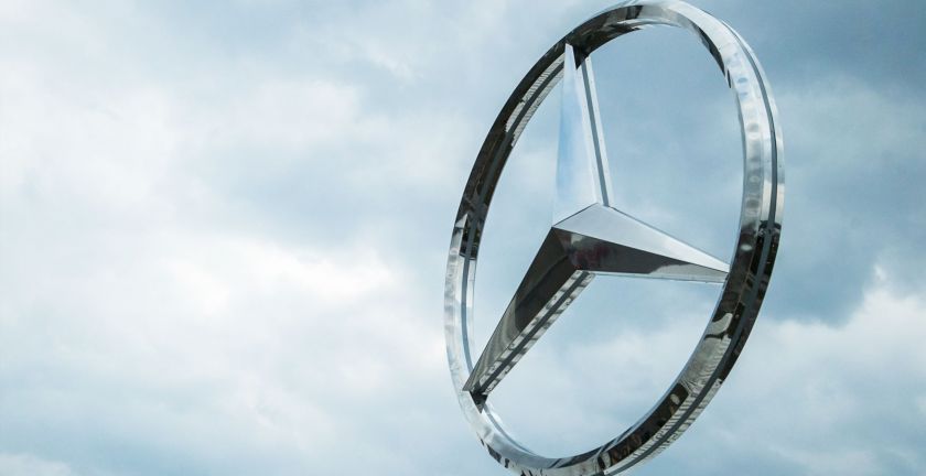 Uz Domenikss autosalona jumta uzstādīta Mercedes-Benz zvaigzne